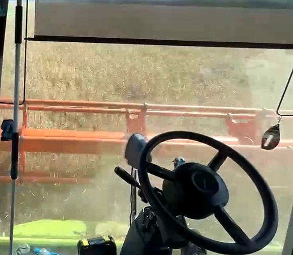 вид из кабины комбайна, который работает без человека