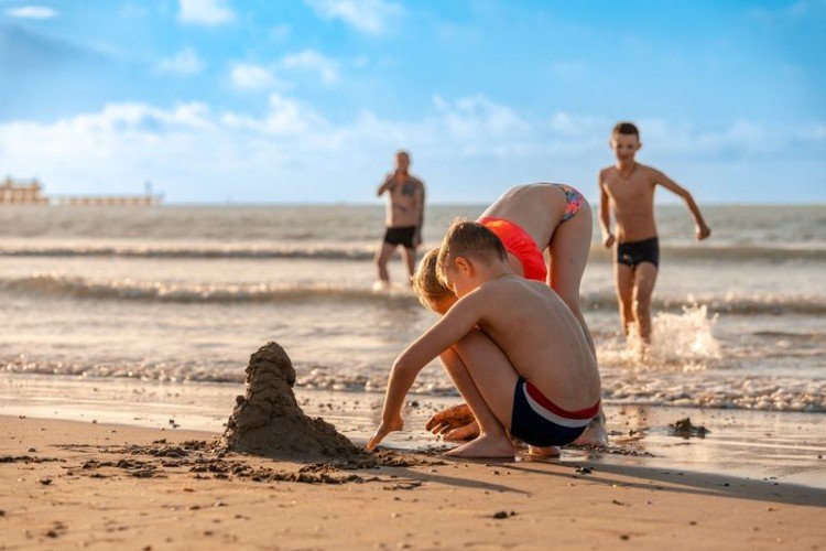 дети на берегу моря играют в песке