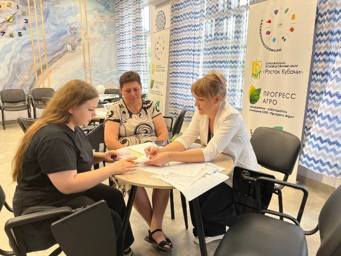 Абитуриентка заполняет документы на поступление в техникум