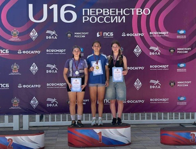 Усть-Лабинские легкоатлеты стоят на пьедестале с грамотами и медалями