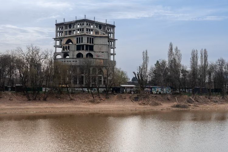 недостроенное здание на Затоне в Краснодаре
