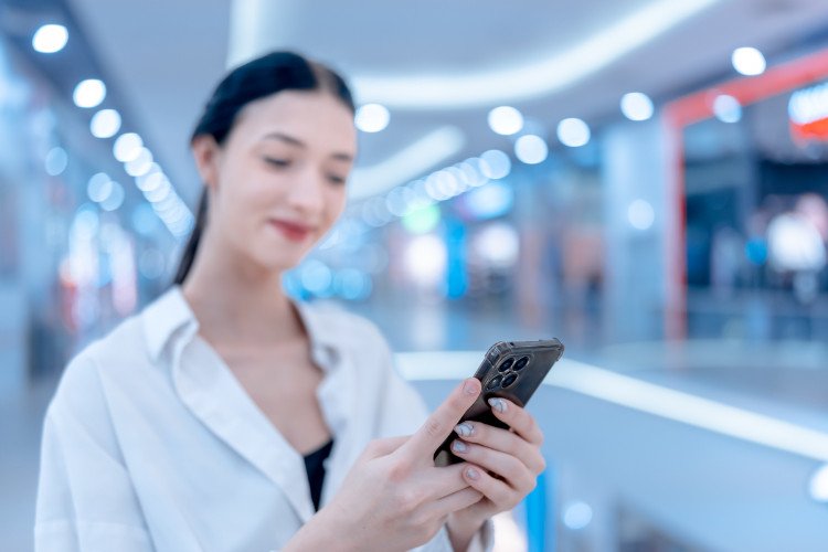 Девушка смотрит в смартфон