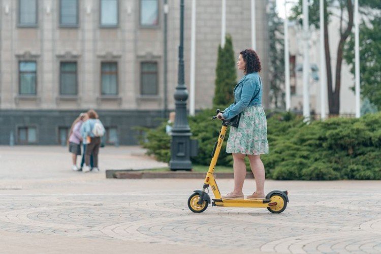 девушка на электросамокате