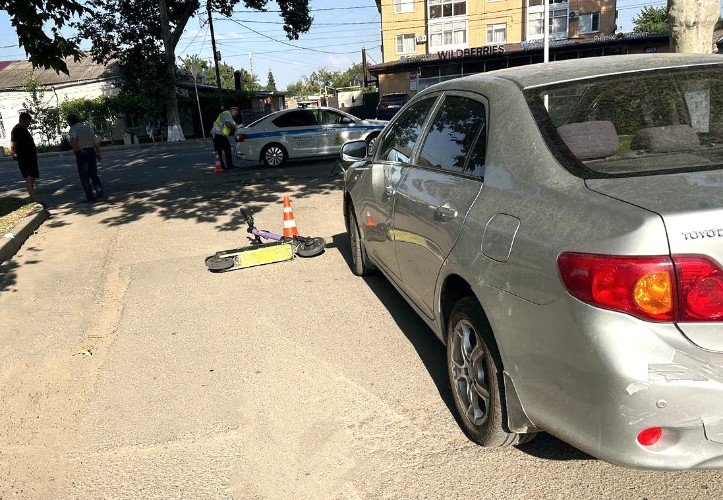 электросамокат лежит на дороге