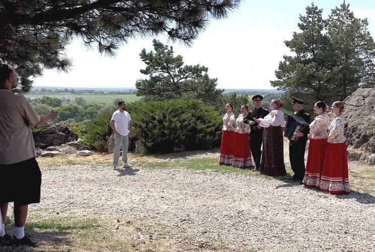 кубанские казаки и казачки на Александровской крепости в Усть-Лабинске