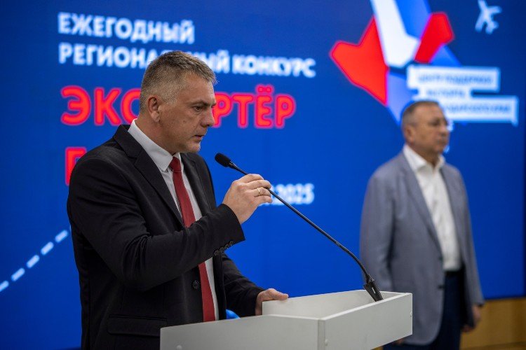 Артём Манцев у микрофона