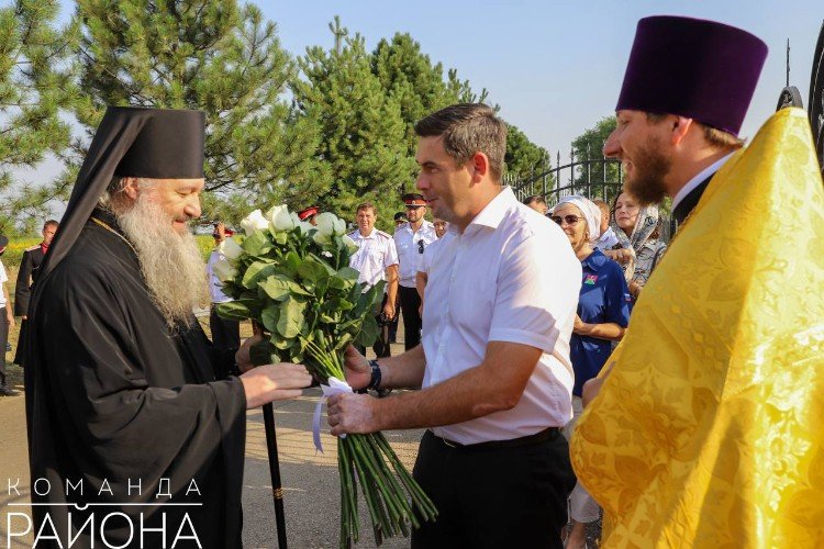 Глава Усть-Лабинского района Станислав Гайнюченко приветствует Епископа Савву.