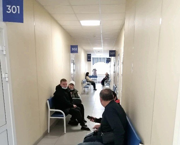 Пациенты в коридоре поликлиники Усть-Лабинской ЦРБ