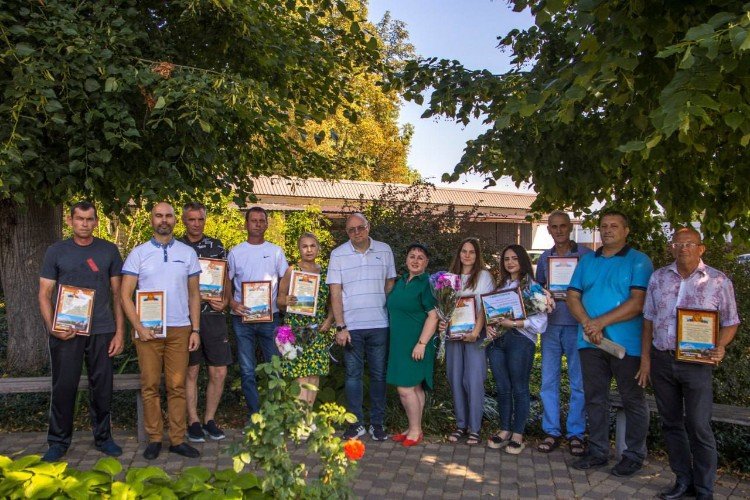 Сотрудники АО «Рассвет» с директором и председателем Рабочего совета