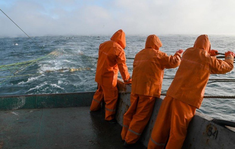 Рыбаки на корабле в море