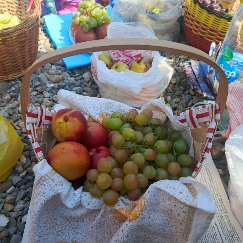яблоки и фрукты в корзинах