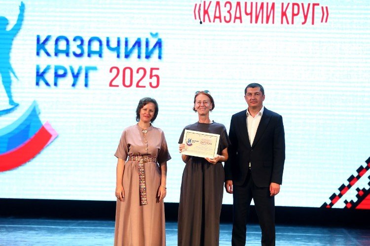 Марина Техова на сцене с организаторами конкурса