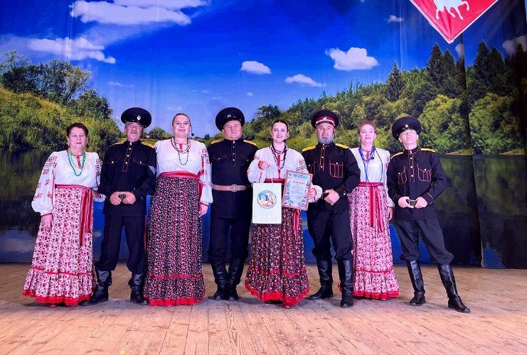 НСВА «Хмель» на сцене с наградами