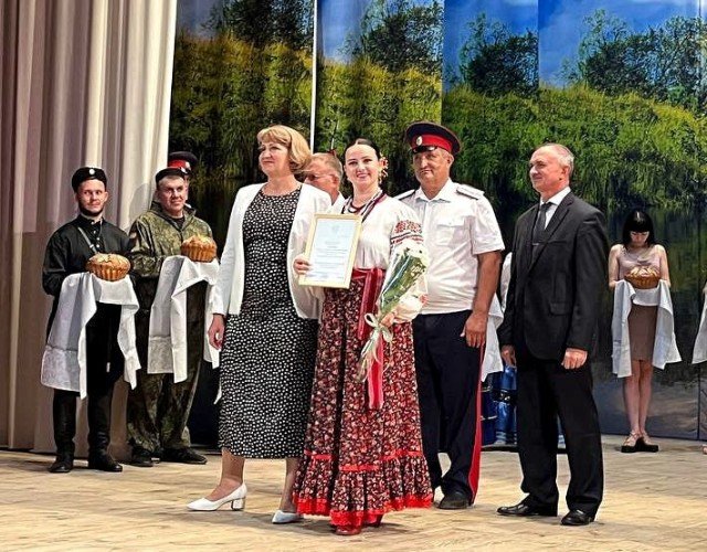Руководитель ансамбля на сцене РДК станицы Егорлыкской