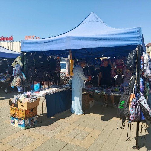 Торговая палатка на школьной ярмарке в Усть-Лабинске
