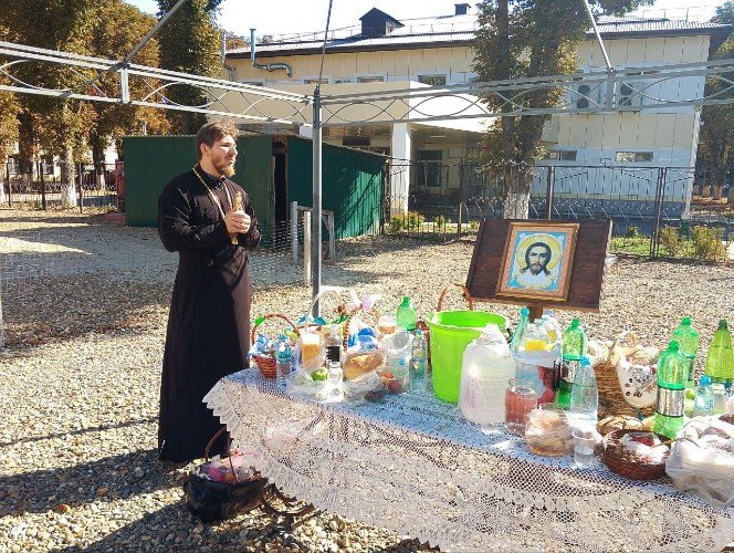 Священник Дионисий Шиегин у иконы Нерукотворного Спаса