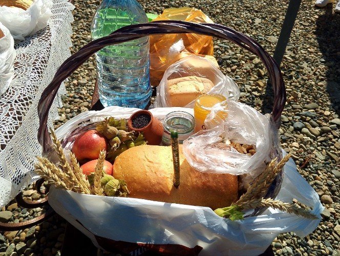 Корзина с хлебом, фруктами и мёдом