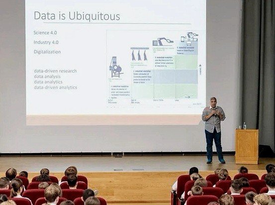 Выступление Арчил Майсурадзе на сцене лицея