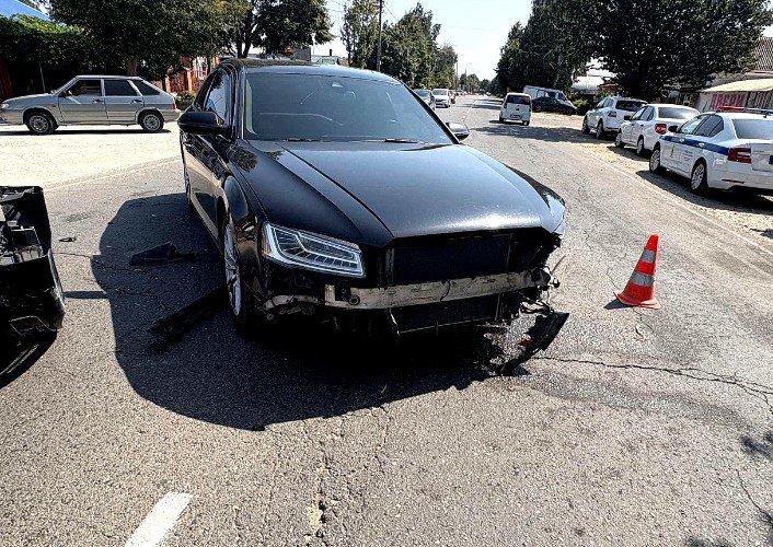 Разбитый бампер иномарки