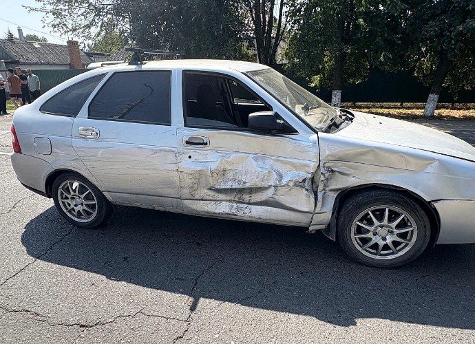 Помятая дверь автомобиля "Лада Приора"