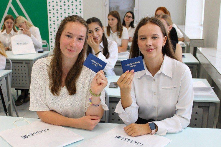 Девушки со студенческими билетами