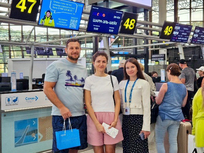 Пассажиры рейса с билетами и сотрудник аэропорта Сочи