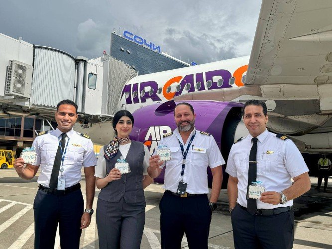 Экипаж компании Air Cairo с пряниками в руках