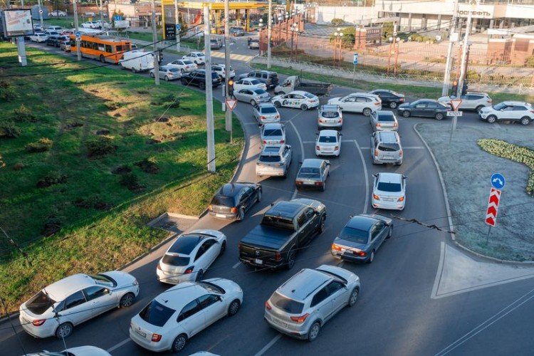 автомобили на дороге