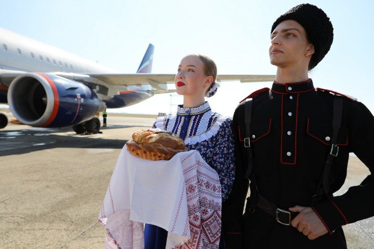 Девушка с караваем в руках и парень