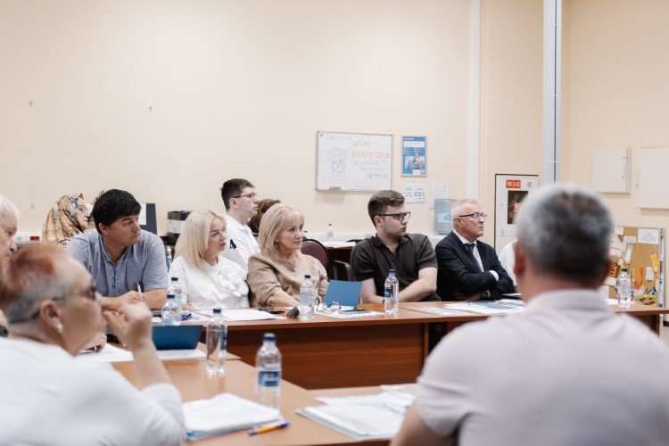 Люди сидят за столом