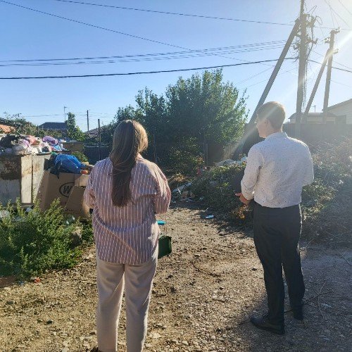 Комиссия на мусорной площадке