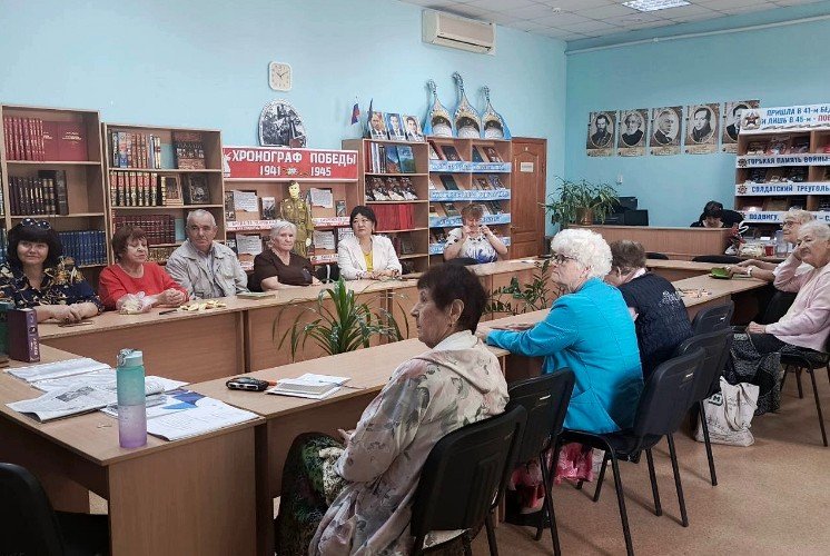 участники библиотечного клуба