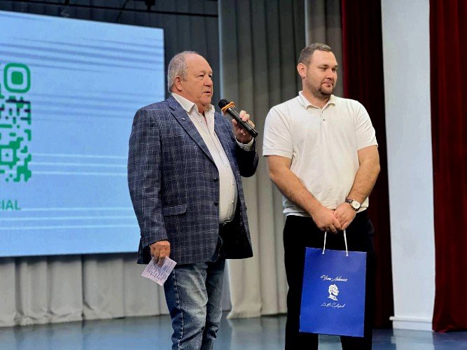 Андрей Мартынюк и Владимир Яковлев на сцене ГДК