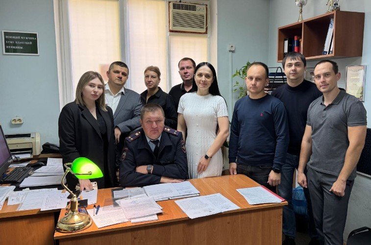 Отдел УР. Слева направо: Валерия Максимова, Денис Литвинов, Сергей Бураков (в форме), делопроизводитель Елизавета Котлярова, Татьяна Васильченко, Алексей Иванов, Максим Бухтояров, Руслан Биржев, Антон Гуляев.