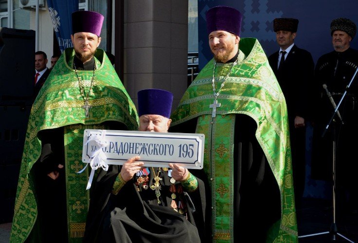 Табличка с новым названием в руках протоиерея Александра Черных. Слева - настоятель храма иерей Дионисий Хизуненко, справа - благочинный иерей Дионисий Шиегин