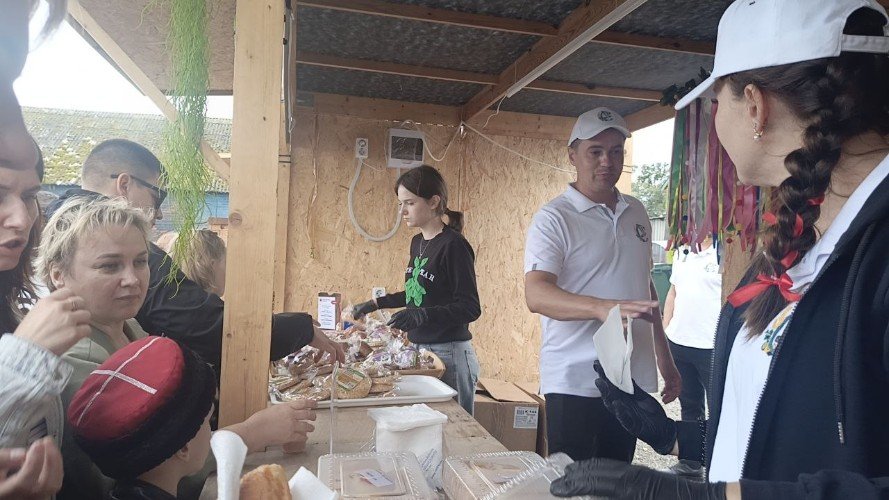 Раздача угощений даром