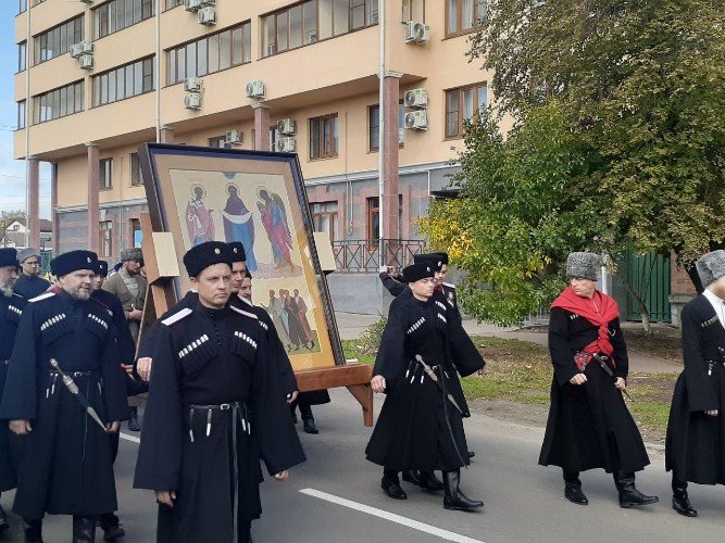 казаки несут икону Покрова Богородицы в Крестном ходе по переименованной улице Сергия Радонежского