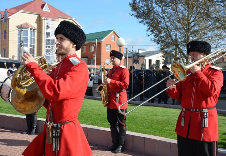 Казачий оркестр на главной площади Усть-Лабинска
