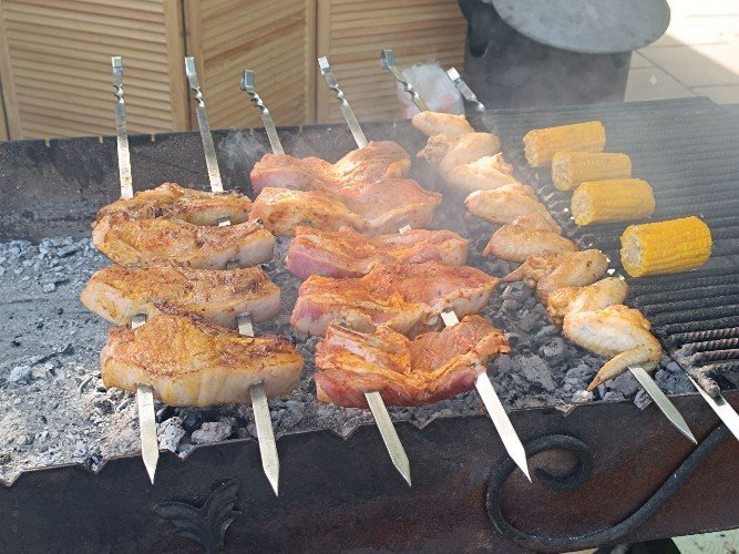 Шашлык и кукуруза готовятся на углях