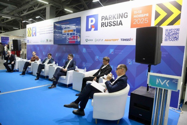 Мужчины сидят в креслах