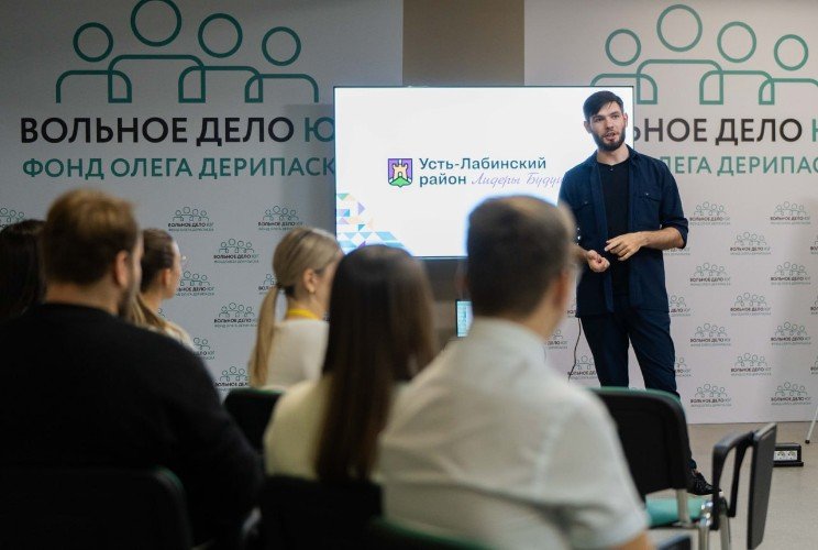 Денис Агарков показывает и рассказывает