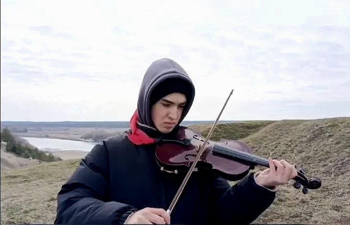 Иван Шевченко играет на скрипке