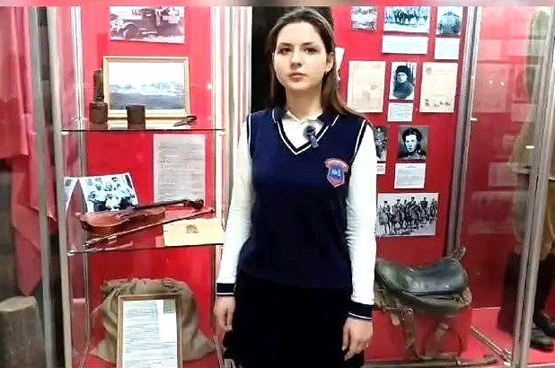 школьница в историко-краеведческом музее Усть-Лабинского района