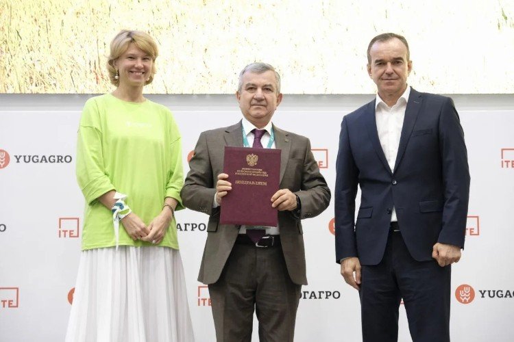 Три человека