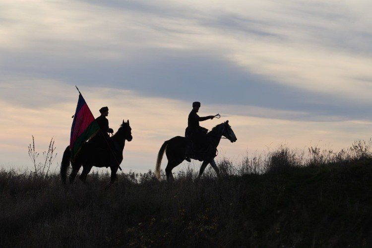Конники на территории бывшей ногайской крепости Керменчик