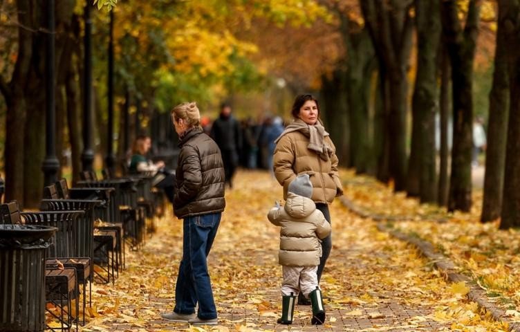 Женщины и ребёнок в парке