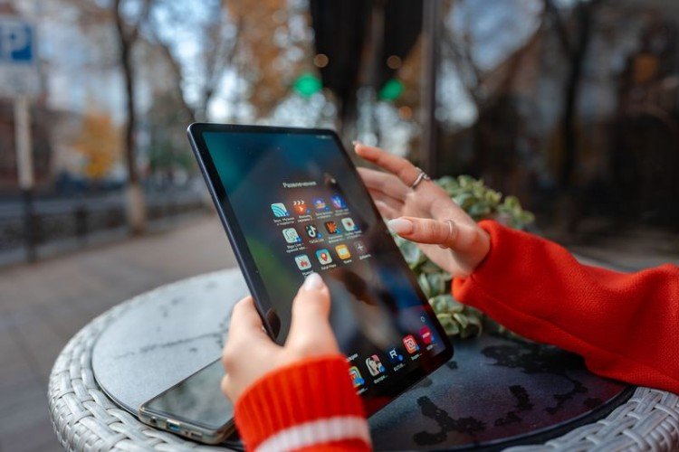 Планшет в руках