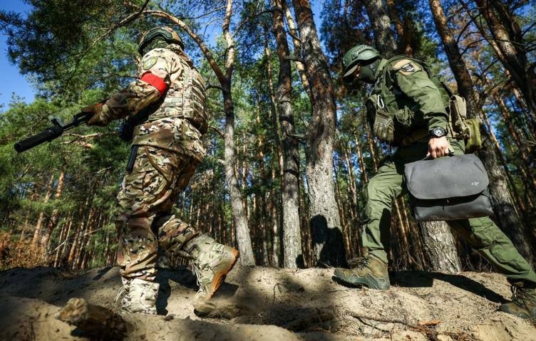 Мужчины в форме