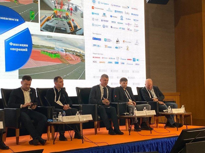 Мужчины в креслах