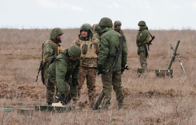 Группа мужчин-военных
